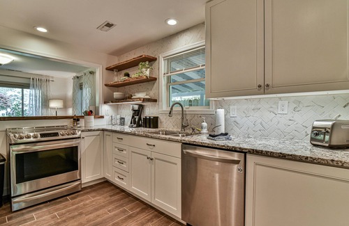 Oakley Cottage | Modern 2 BR Cottage 10 Min from DT, 5 Min from Biltmore - Fresh, Clean & Bright!