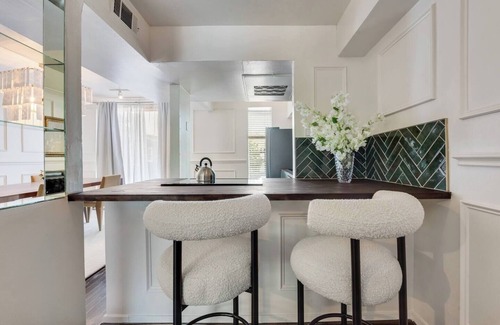 Old East Dallas Condo | Modern 2-story loft w/2 king beds, sleek sectional, pool access & walkable dining.