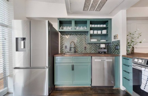Old East Dallas Condo | Modern 2-story loft w/2 king beds, sleek sectional, pool access & walkable dining.