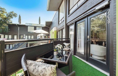 Old East Dallas Condo | Modern 2-story loft w/2 king beds, sleek sectional, pool access & walkable dining.