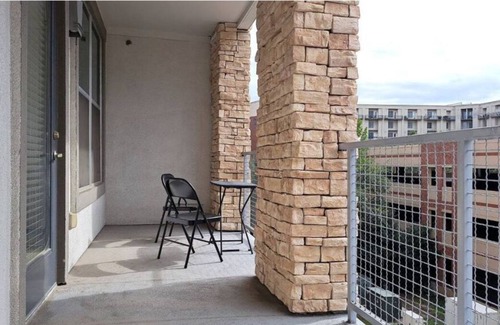 Addison Apartment | Modern | 2 TV | king | free parking | W/D