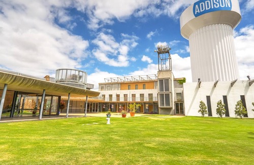 Addison Apartment | Modern | 2 TV | king | free parking | W/D