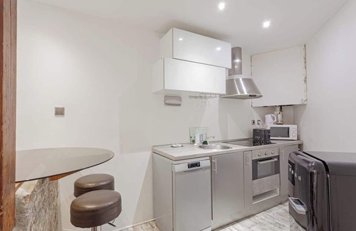 16th Arrondissement Apartment | Modern 2BD Apart, 14 Min from the Eiffel Tower!