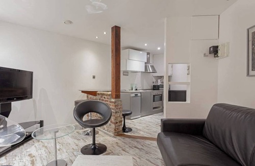 16th Arrondissement Apartment | Modern 2BD Apart, 14 Min from the Eiffel Tower!