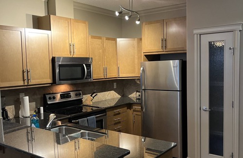 Southeast Edmonton Apartment | Modern 2bed 1bath condo with free gym and underground parking