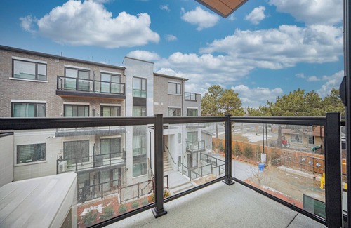 Pleasant View House | Modern 2Beds TownHome Toronto - 5MINs to Seneca College & Fairview Mall