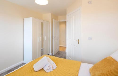 Olton Apartment | Modern 2BR Apartment 3 Beds BHX City Centre NEC Ideal for Contractors & Temp Housing and Insurance