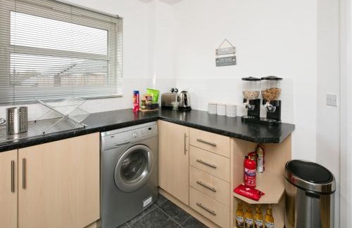 Olton Apartment | Modern 2BR Apartment 3 Beds BHX City Centre NEC Ideal for Contractors & Temp Housing and Insurance