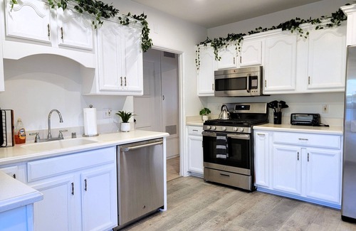 Beverly Hills House | Modern 2BR Home Near Beverly Hills w Cal King bed Yard & BBQ. Near attractions!
