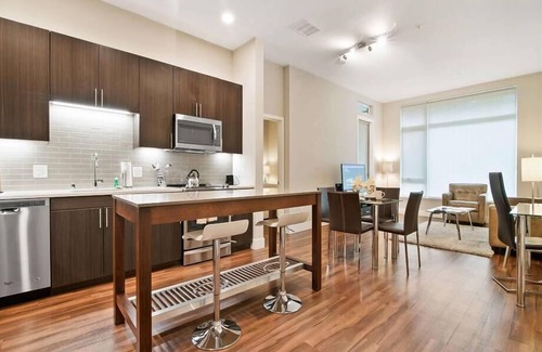 Shoreline West Apartment | Modern 2BR | Ideal for Business | Free WiFi | Downtown Mopuntain View
