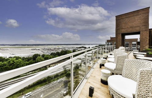 Crystal City Apartment | Modern 2BR Oasis with Scenic Rooftop & Gym ﻿