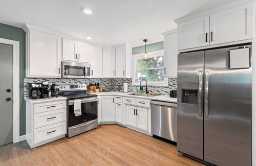 Carrollton House | Modern 2BR Pets OK Sleeps 8
