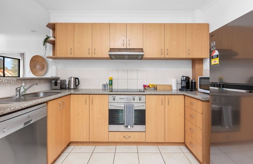 East Perth Apartment | Modern 2BR Pool Gym Parking