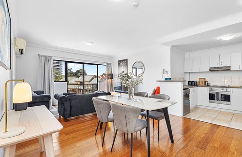 East Perth Apartment | Modern 2BR Pool Gym Parking