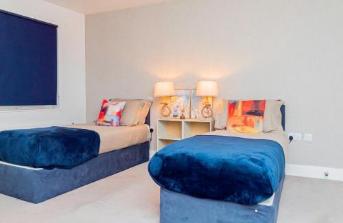 Southampton House | Modern 2BR Retreat in Southampton - Balcony, Free parking & Wifi