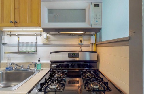 Troy Apartment | Modern 2BR Sanctuary - Corporate Stay Downtown Troy