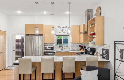 Fayetteville House | Modern 2BR Townhome Near U of A & Dickson St – Free Parking!