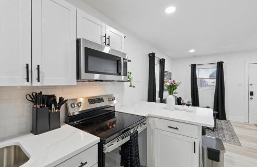 Haltom City Apartment | Modern 2BR Unit Hot Tub Outdoor Lounge