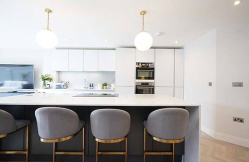 Hersham House | Modern 3-4 Bed Entire Home, 35 mins to London