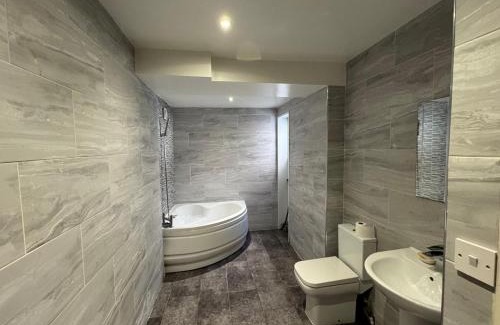 Sheffield Apartment | Modern 3-Bed Family Home in Quiet Sheffield Area