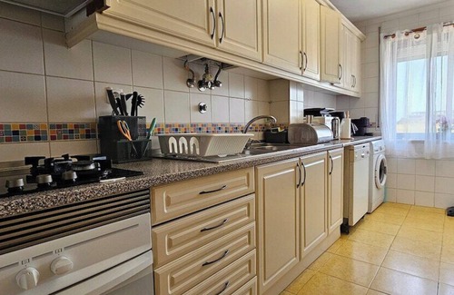 Palhais Apartment | Modern 3 Bed Flat - Beaches, Expo & City Fun - Your Gateway to Lisbon