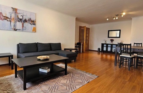 Palhais Apartment | Modern 3 Bed Flat - Beaches, Expo & City Fun - Your Gateway to Lisbon
