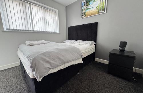 Greetland House | Modern 3- Bed Holiday Home - Private Parking Sleeps 10- 2 Min M62