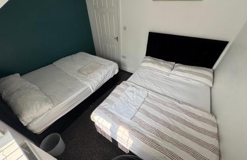 Greetland House | Modern 3- Bed Holiday Home - Private Parking Sleeps 10- 2 Min M62