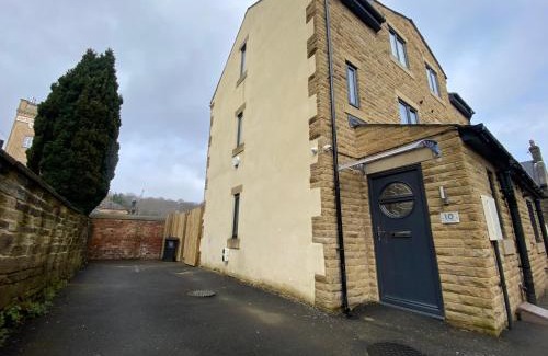 Greetland House | Modern 3- Bed Holiday Home - Private Parking Sleeps 10- 2 Min M62