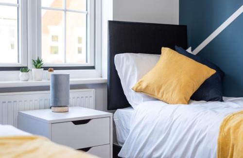 Ashford House | Modern 3 Bed House For 5- City Central -Free Parking