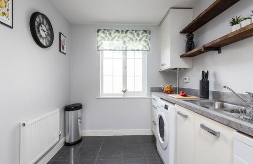 Ashford House | Modern 3 Bed House For 5- City Central -Free Parking