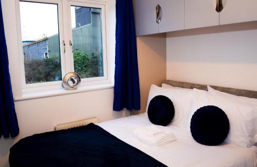 Wolverhampton Apartment | Modern 3 Bed House