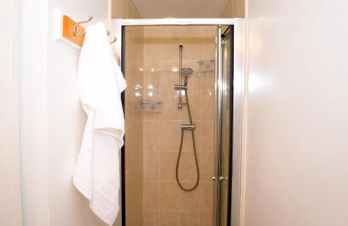 Wolverhampton Apartment | Modern 3 Bed House