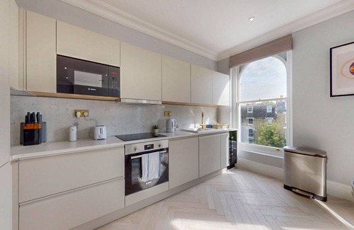 Hammersmith Broadway Apartment | Modern 3 Bed Penthouse in a Prime Central Location
