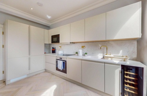 Hammersmith Broadway Apartment | Modern 3 Bed Penthouse in a Prime Central Location