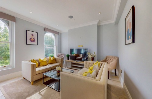 Hammersmith Broadway Apartment | Modern 3 Bed Penthouse in a Prime Central Location