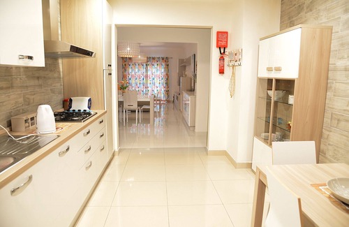 Bugibba Apartment | Modern 3 bedroom apartment with communal pool Sleeps 8