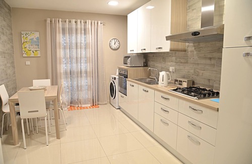 Bugibba Apartment | Modern 3 bedroom apartment with communal pool Sleeps 8