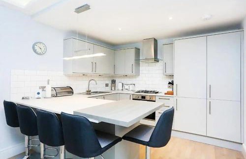 West End Apartment | Modern 3 Bedroom Apartment, West End