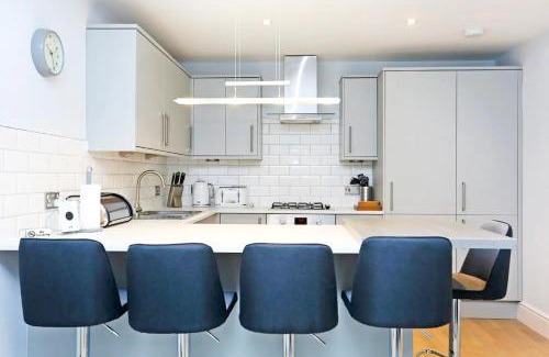 West End Apartment | Modern 3 Bedroom Apartment, West End