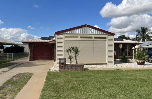 Gracemere House | Modern 3 Bedroom fully A/C Town House with lock up garage and super fast WiFi
