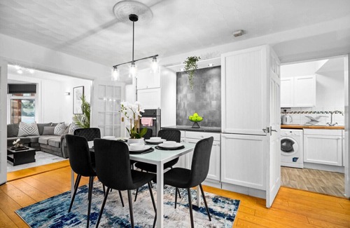 Acocks Green House | Modern 3 Bedroom House - Parking - Garden