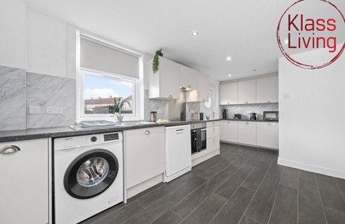 Bellshill House | Modern 3 bedroom house with private parking, modern kitchen and easy access around Glasgow
