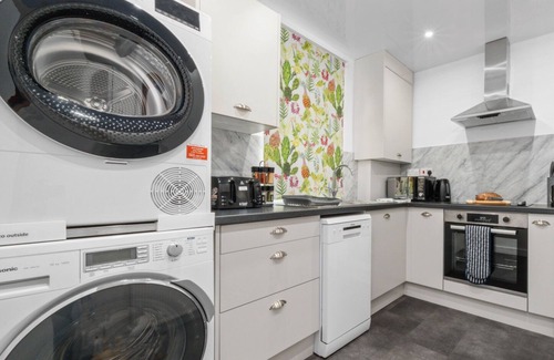 Rutherglen House | Modern 3 bedroom house with private parking, modern kitchen and easy access around Glasgow