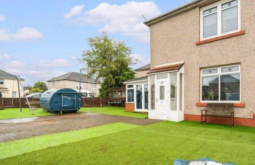 Rutherglen House | Modern 3 bedroom house with private parking, modern kitchen and easy access around Glasgow