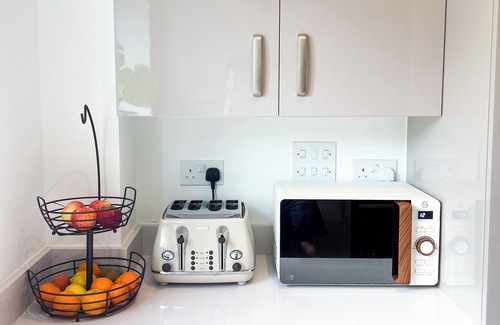 Staplefield House | Modern 3 Bedroom House within 1 hour of London