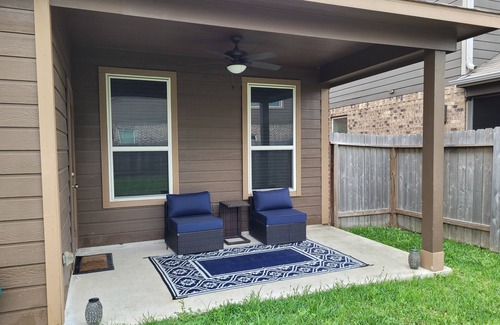 Fresno House | Modern 3-bedroom House with WiFi, AC. Weekday specials! Book your stay now!