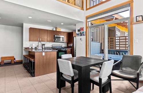 Sun Peaks Cabin | Modern 3 bedroom loft apartment in village centre