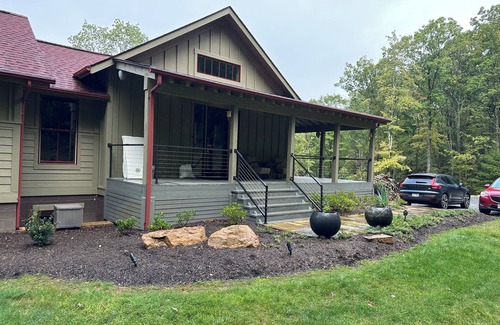 Lost River House | Modern 3-bedroom mountain house with fitness room, WiFi in lovely Lost City