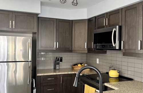 Winona House | Modern 3 Bedroom Townhouse w/Parking and Office